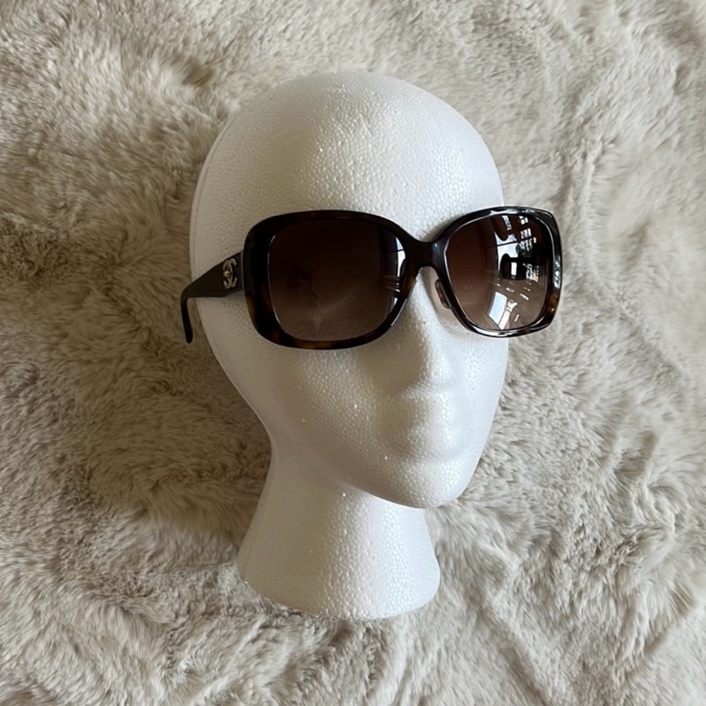 CHANEL CC Turnlock Sunglasses